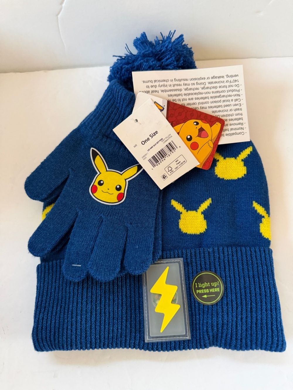 New Pokémon Pikachu Beanie and Glove Set